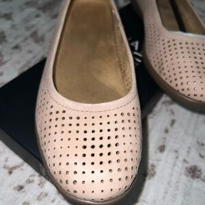 Naturalizer Women's Flexy 4 Nude Suede Skimmers Ballet size 8M